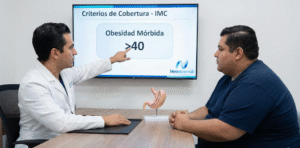 Médico bariatra explicando criterios de IMC para manga gástrica a paciente con obesidad